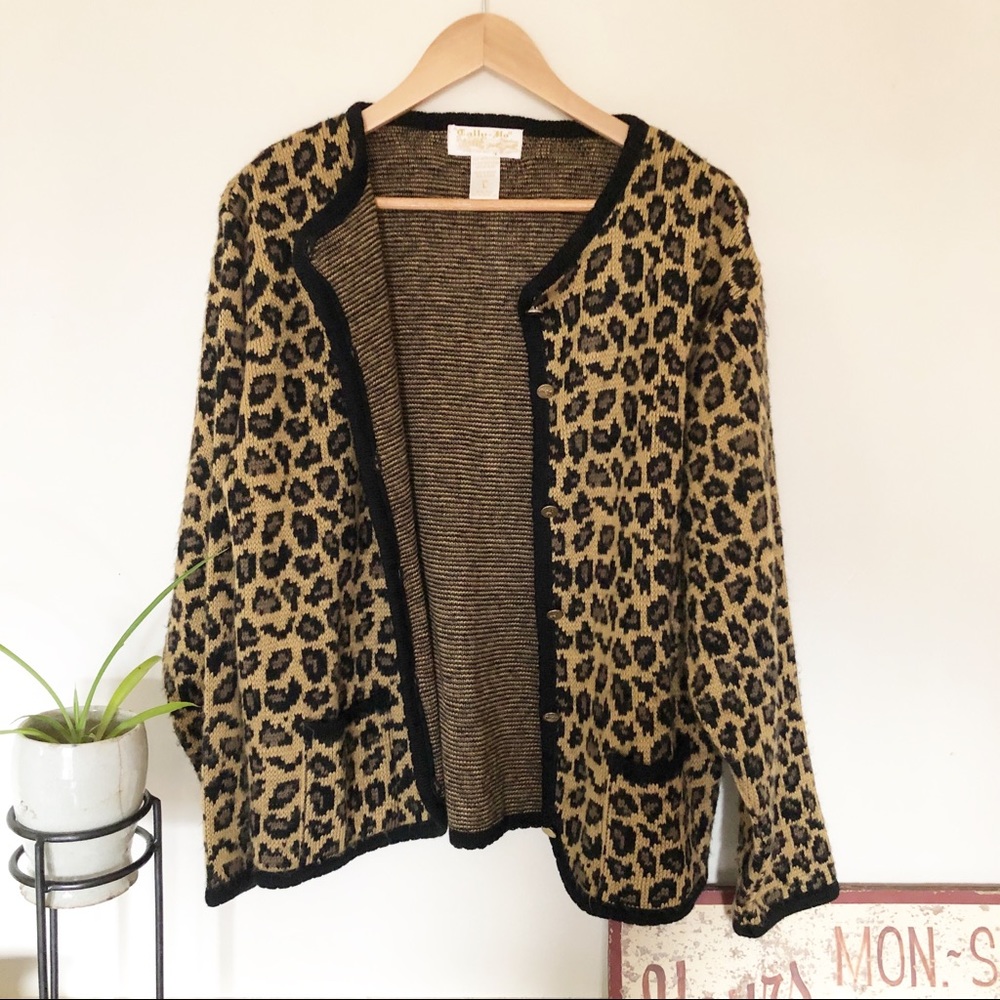 Vtg cheetah cardigan size large with pockets